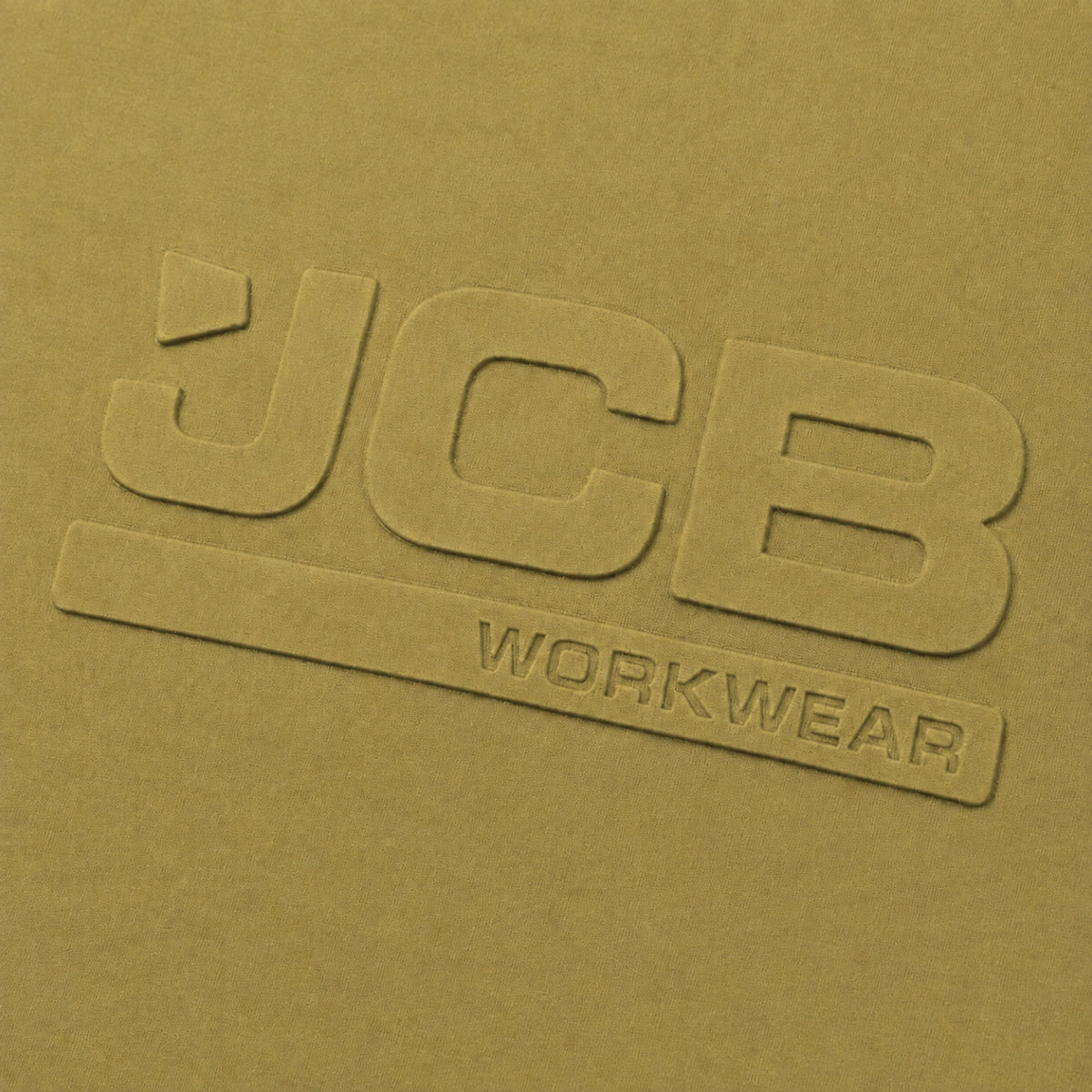 Zbliżenie na wypukłe logo JCB Workwear 3D na koszulce oliwkowej