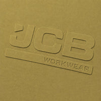 Zbliżenie na wypukłe logo JCB Workwear 3D na koszulce oliwkowej