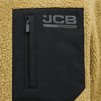 Zbliżenie na kieszeń z zamkiem polaru JCB Workwear Borg, kolor oliwkowy