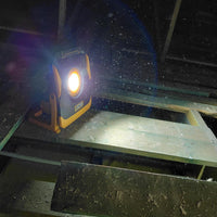Lampa LED 18V JCB 4500 lm – przenośna lampa budowlana LED