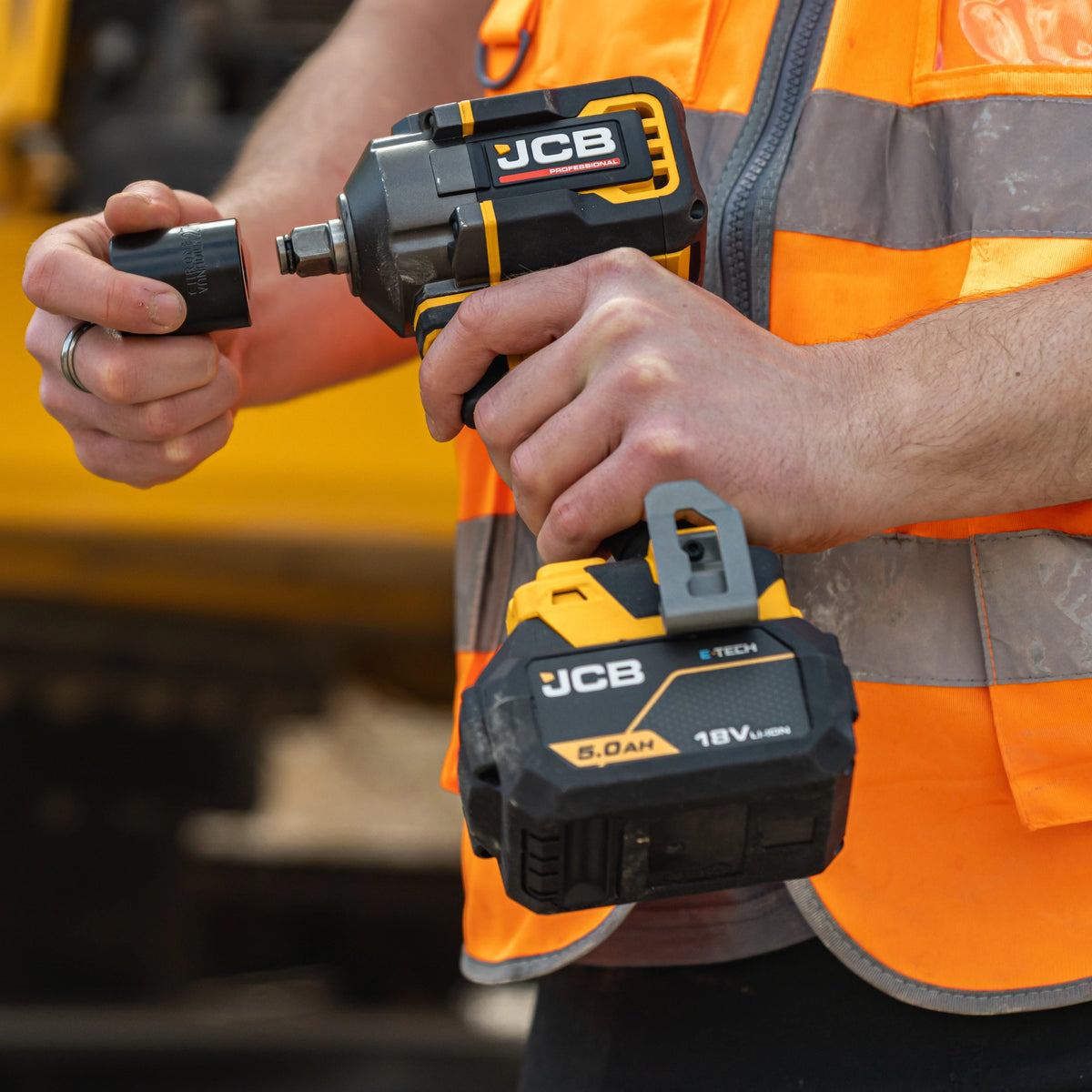 Klucz udarowy do małego samochodu JCB 350Nm – klucz udarowy na baterie