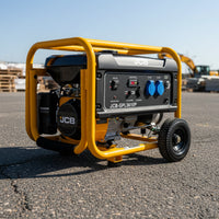 Agregat prądotwórczy JCB GPL3610P 3,6 kW z opisem komplet gniazd 230V 16A i wyjście DC 12V 8,3A widok na budowie