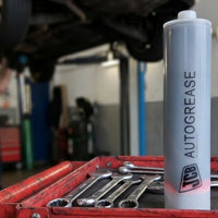 Smar JCB Autogrease w warsztacie przy maszynie - smar do smarowania podzespołów koparko-ładowarki