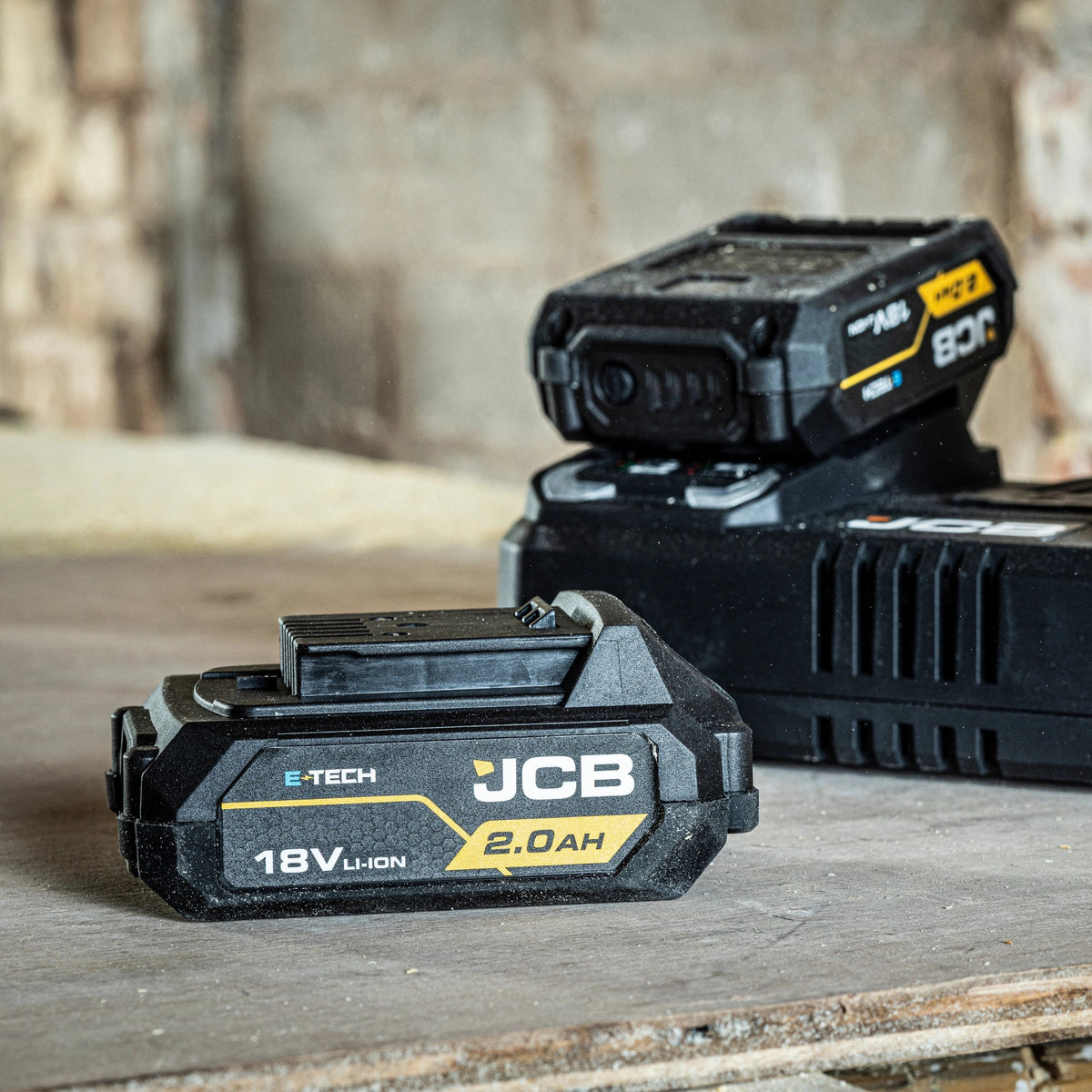 JCB Professional 18V 2.0Ah z ikonami ochrony przed przeciążeniem aktywnego chłodzenia i kompatybilności z urządzeniami JCB