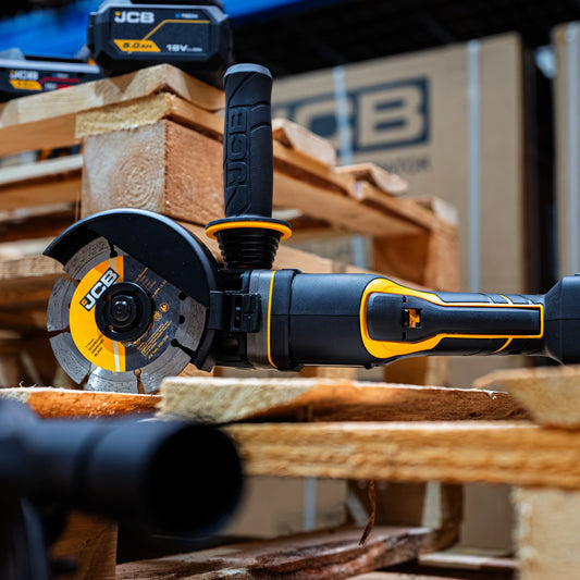 JCB Professional Набір: дриль-шурупокрут 75 Нм, кутова шліфувальна машина 125 мм, 2x 5 А·год, зарядний пристрій, сумка
