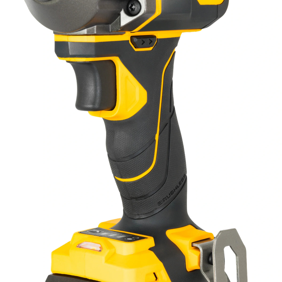 Zbliżenie na chwyt klucza udarowego JCB 18V z zestawu JCB-18PKIT-5 napis BRUSHLESS hak do zawieszenia po prawej