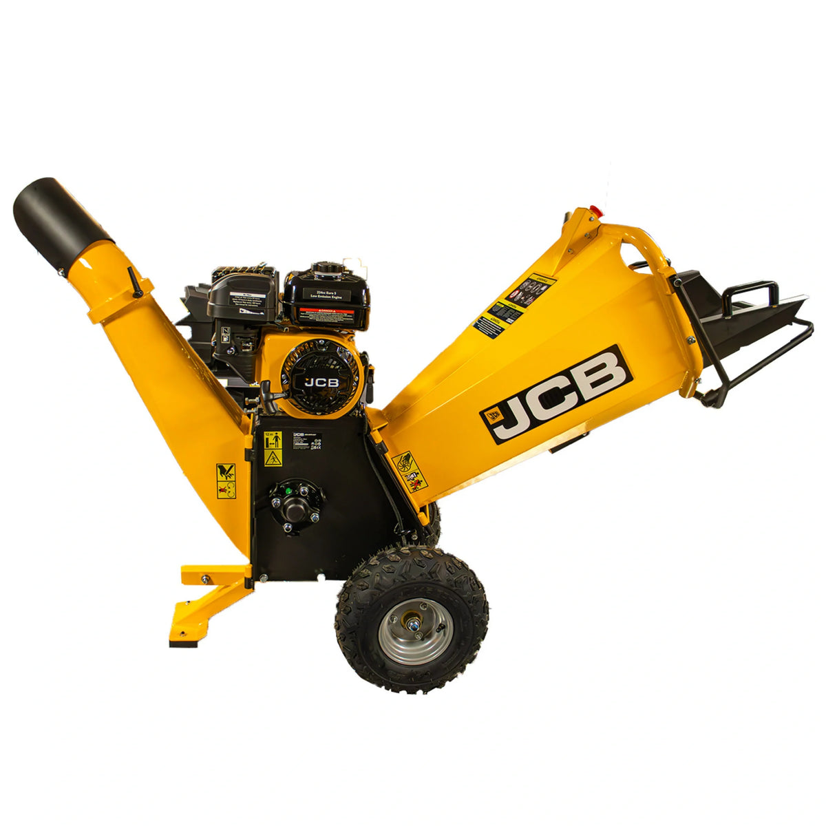 Rębak spalinowy do gałęzi JCB CH75100PP24 7,5 KM podczas pracy - rozdrabniacz do drewna do gałęzi do 100 mm