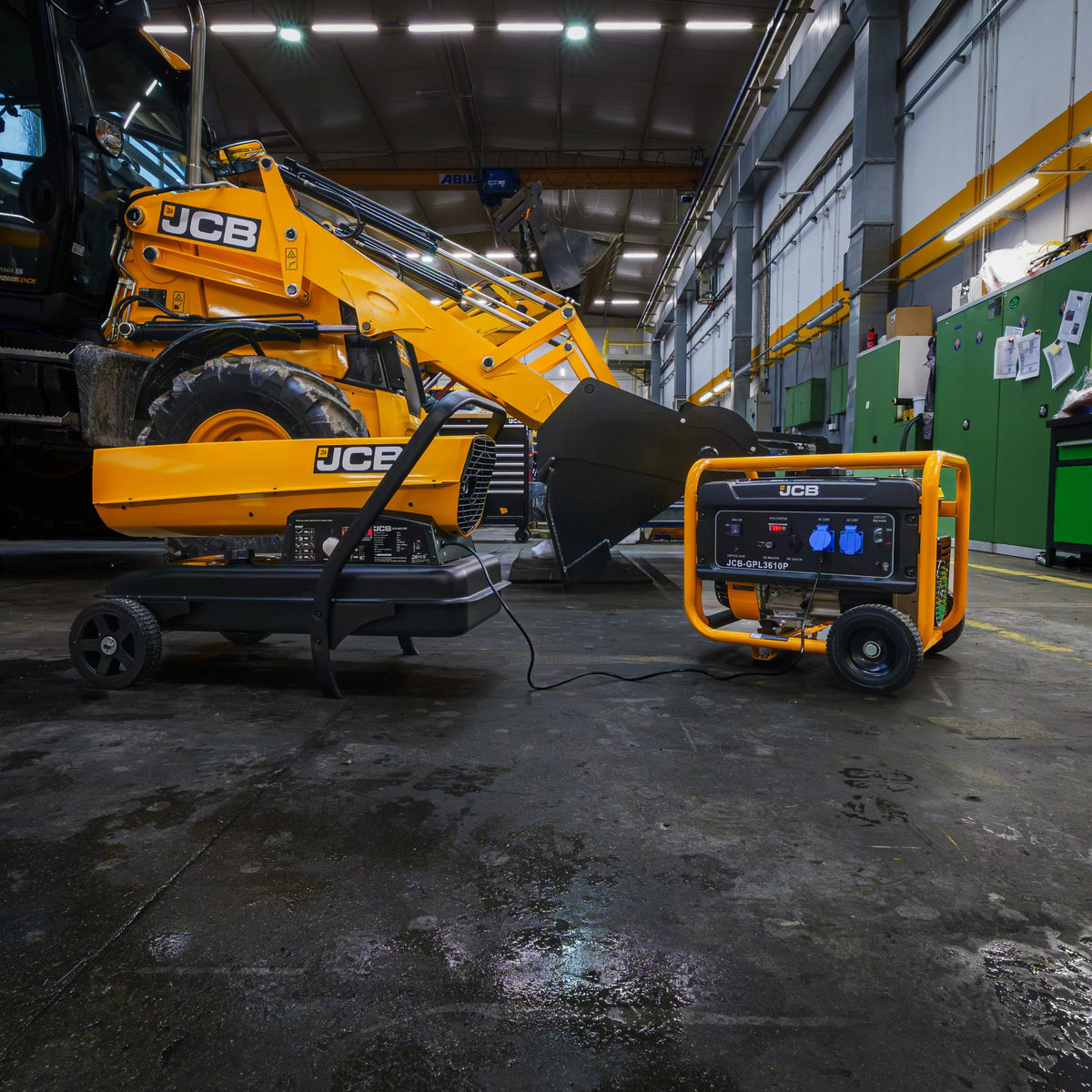Infografika agregatu prądotwórczego JCB GPL3610P 3,6 kW: cicha praca 70–75 dB, stabilizacja napięcia AVR, silnik 224 cm³ – agregat jednofazowy