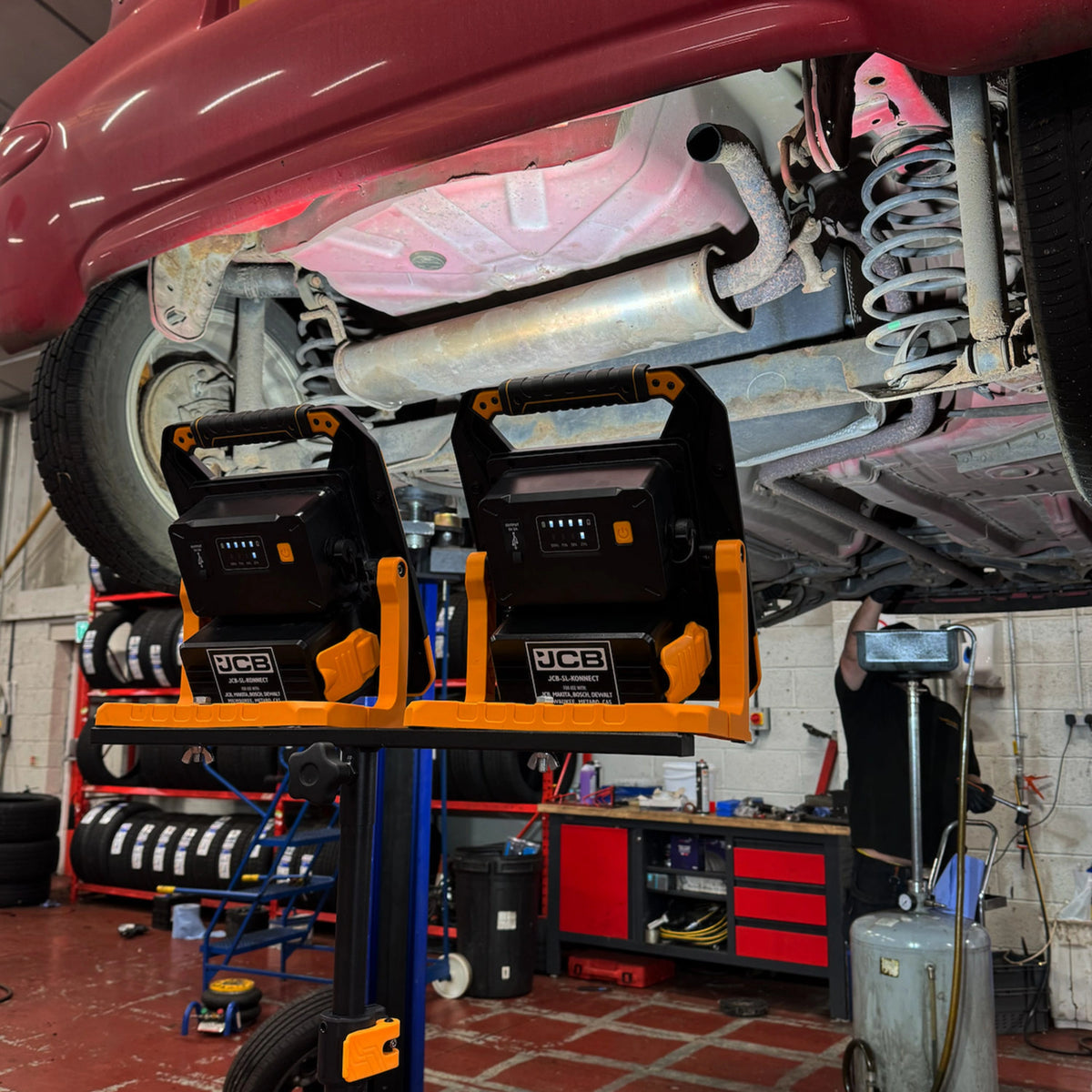 Przenośna lampa budowlana LED JCB 4500 lm – lampa budowlana akumulatorowa