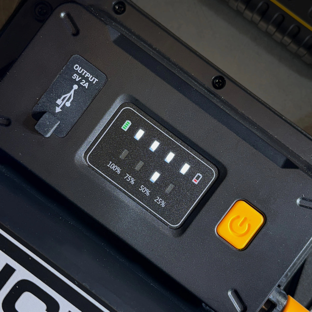 Lampa robocza akumulatorowa JCB 4500 lm – oświetlenie placu budowy