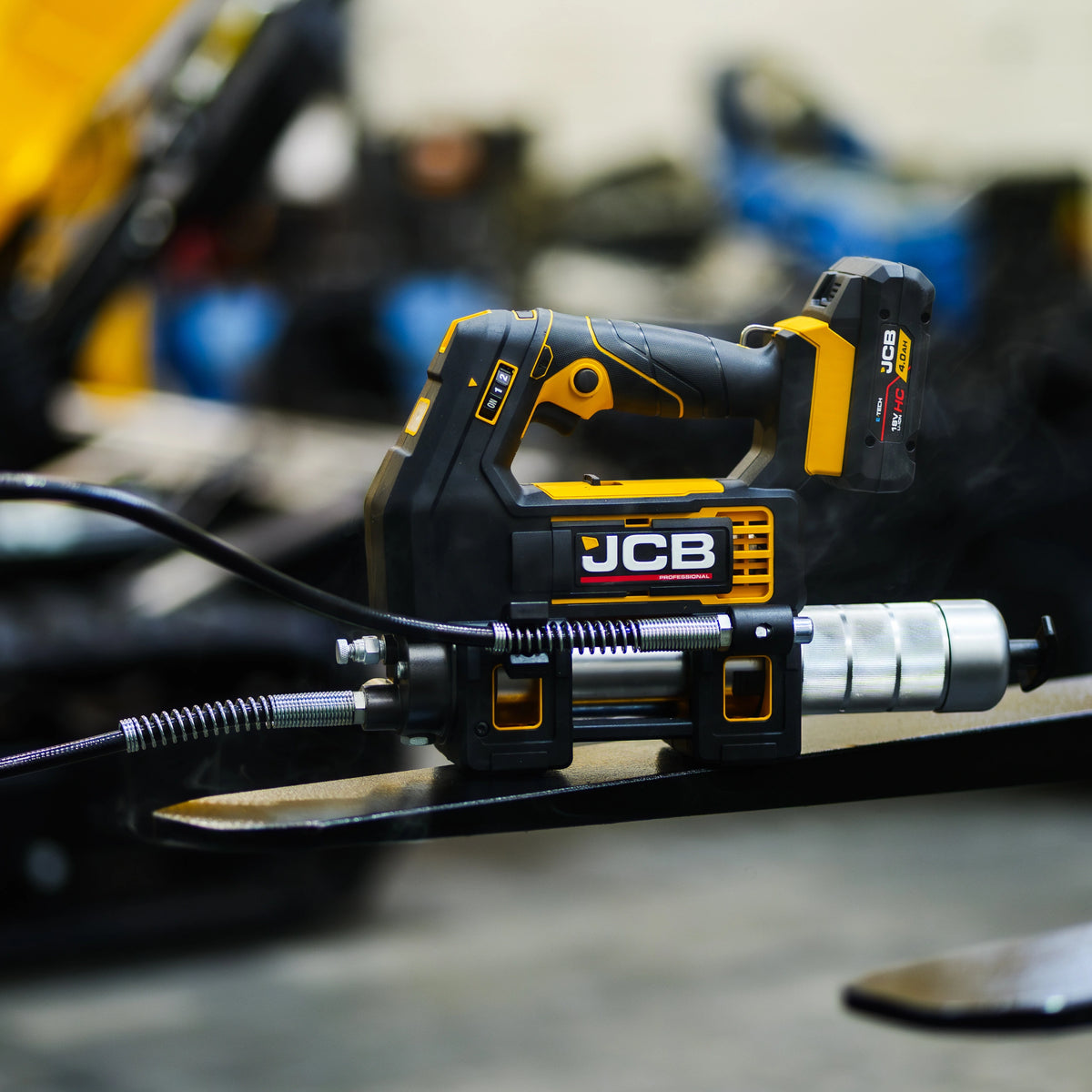 Smarownica akumulatorowa JCB 18PGG-VS na elemencie maszyny kontrola dozowania pokrętło reguluje ilość smaru